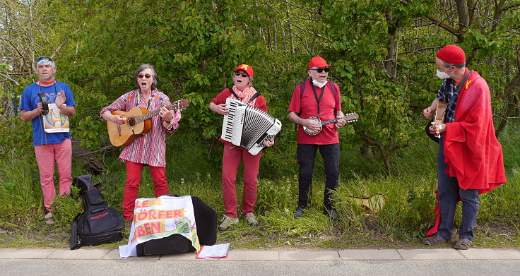 © www.mutbuergerdokus.de: '7 Jahre Waldspaziergänge - Rote Linie am Hambacher Wald'