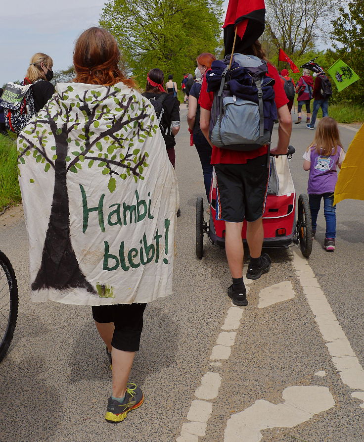 © www.mutbuergerdokus.de: '7 Jahre Waldspaziergänge - Rote Linie am Hambacher Wald'