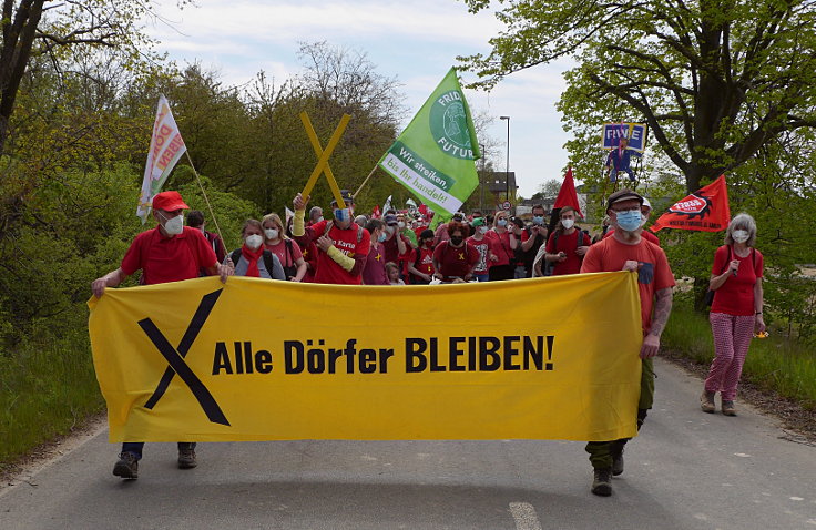 © www.mutbuergerdokus.de: '7 Jahre Waldspaziergänge - Rote Linie am Hambacher Wald'