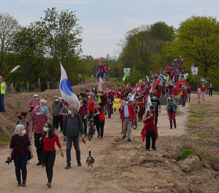 © www.mutbuergerdokus.de: '7 Jahre Waldspaziergänge - Rote Linie am Hambacher Wald'