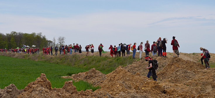 © www.mutbuergerdokus.de: '7 Jahre Waldspaziergänge - Rote Linie am Hambacher Wald'