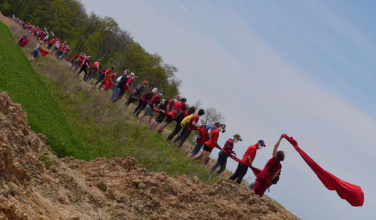 © www.mutbuergerdokus.de: '7 Jahre Waldspaziergänge - Rote Linie am Hambacher Wald'