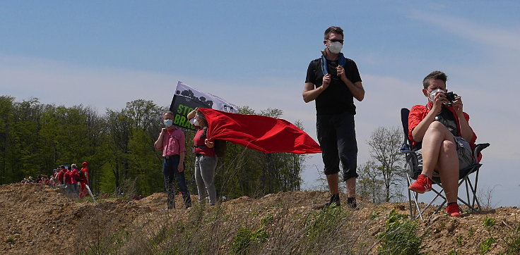 © www.mutbuergerdokus.de: '7 Jahre Waldspaziergänge - Rote Linie am Hambacher Wald'