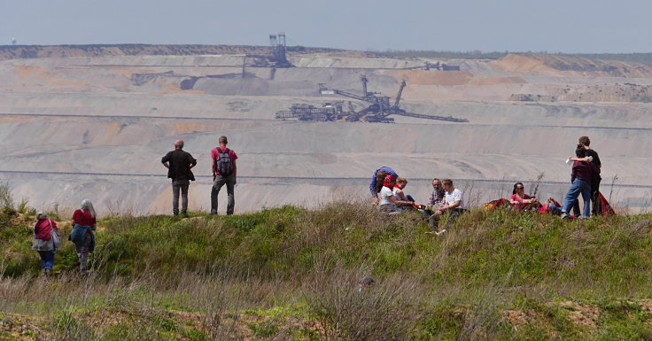 © www.mutbuergerdokus.de: '7 Jahre Waldspaziergänge - Rote Linie am Hambacher Wald'