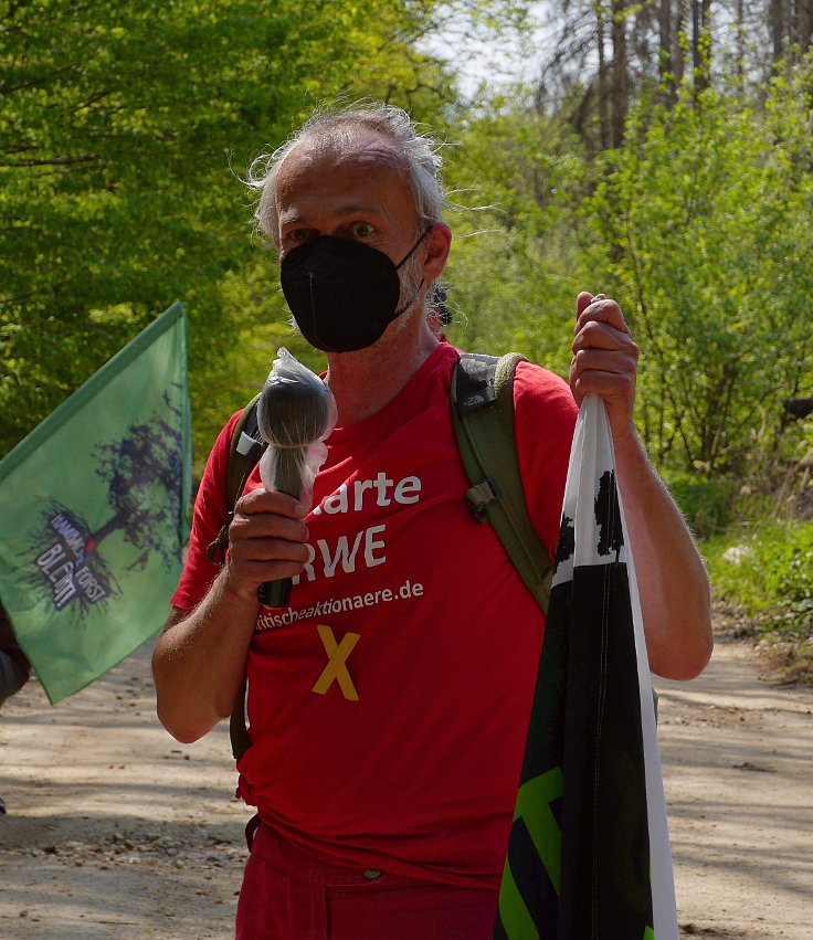 © www.mutbuergerdokus.de: '7 Jahre Waldspaziergänge - Rote Linie am Hambacher Wald'