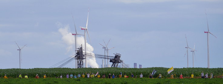 © www.mutbuergerdokus.de: 'KLIMA SCHÜTZEN, KOHLE STOPPEN!' - Menschenkette am Tagebau Garzweiler II