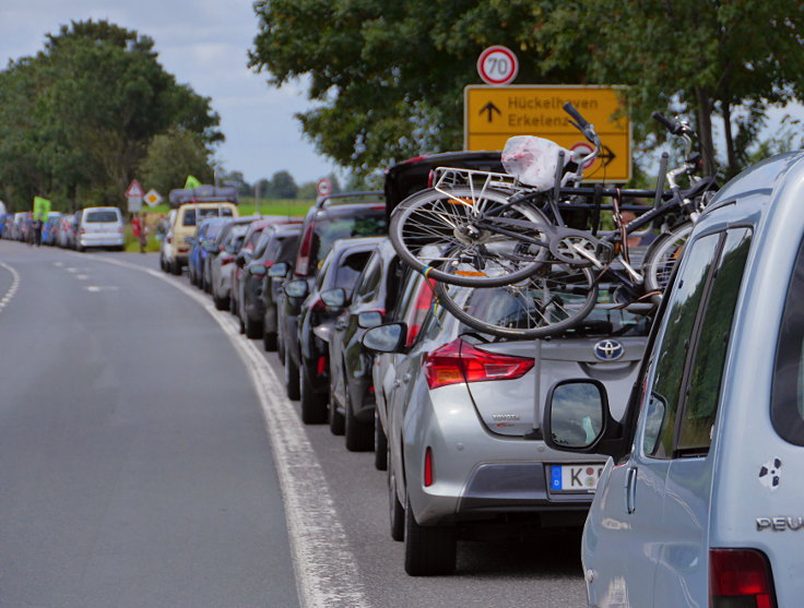 © www.mutbuergerdokus.de: 'KLIMA SCHÜTZEN, KOHLE STOPPEN!' - Menschenkette am Tagebau Garzweiler II