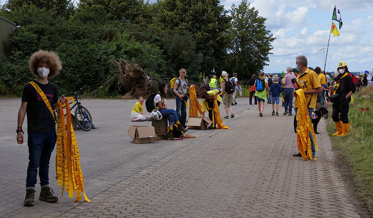 © www.mutbuergerdokus.de: 'KLIMA SCHÜTZEN, KOHLE STOPPEN!' - Menschenkette am Tagebau Garzweiler II