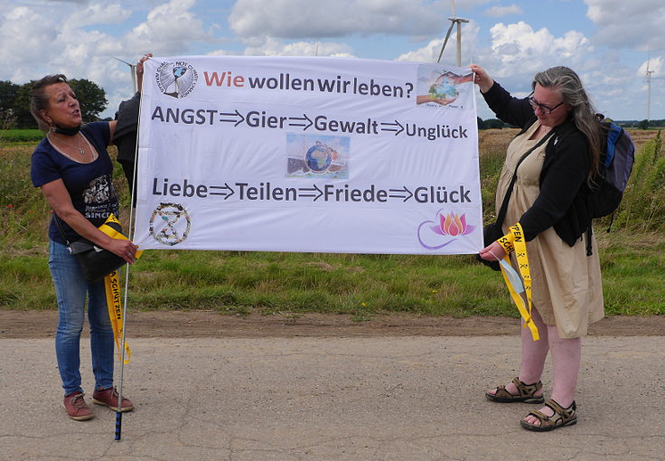 © www.mutbuergerdokus.de: 'KLIMA SCHÜTZEN, KOHLE STOPPEN!' - Menschenkette am Tagebau Garzweiler II