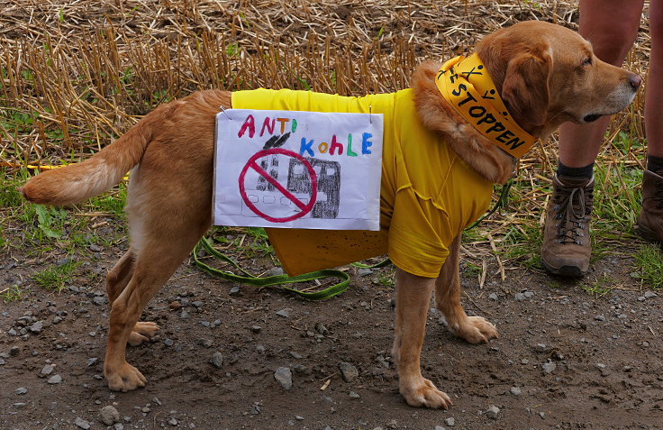 © www.mutbuergerdokus.de: 'KLIMA SCHÜTZEN, KOHLE STOPPEN!' - Menschenkette am Tagebau Garzweiler II