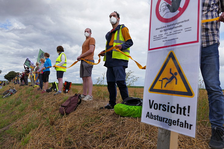 © www.mutbuergerdokus.de: 'KLIMA SCHÜTZEN, KOHLE STOPPEN!' - Menschenkette am Tagebau Garzweiler II