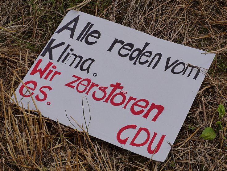© www.mutbuergerdokus.de: 'KLIMA SCHÜTZEN, KOHLE STOPPEN!' - Menschenkette am Tagebau Garzweiler II