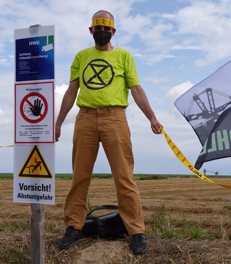 © www.mutbuergerdokus.de: 'KLIMA SCHÜTZEN, KOHLE STOPPEN!' - Menschenkette am Tagebau Garzweiler II