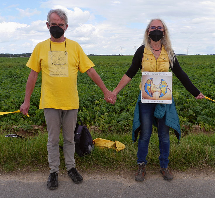 © www.mutbuergerdokus.de: 'KLIMA SCHÜTZEN, KOHLE STOPPEN!' - Menschenkette am Tagebau Garzweiler II