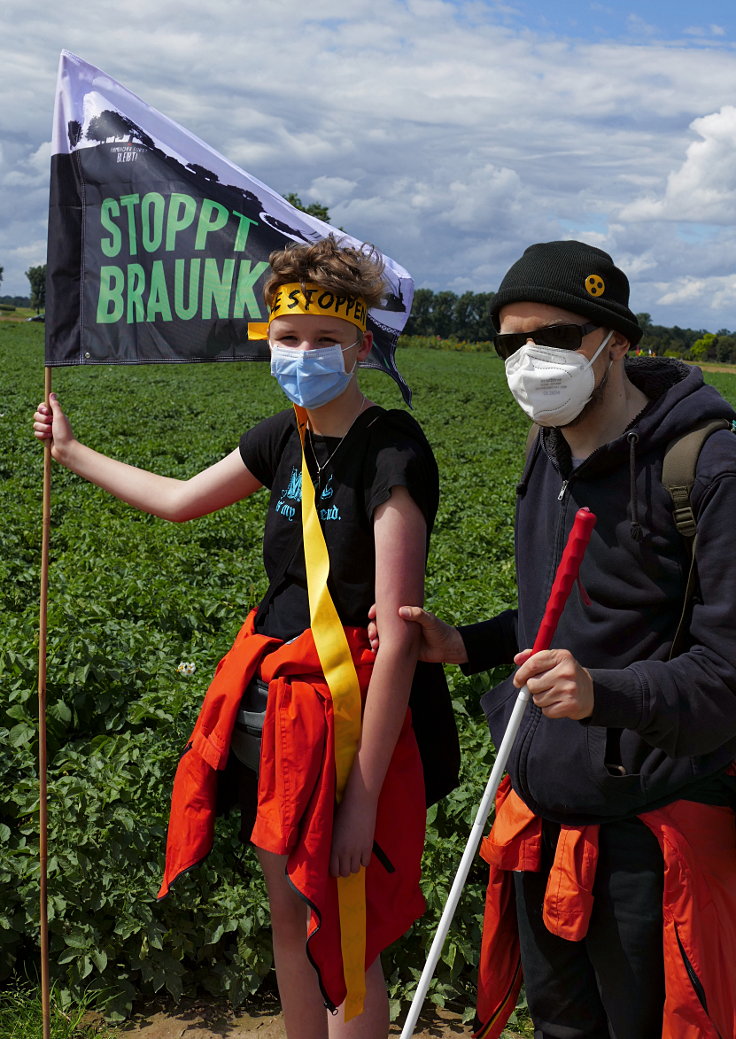 © www.mutbuergerdokus.de: 'KLIMA SCHÜTZEN, KOHLE STOPPEN!' - Menschenkette am Tagebau Garzweiler II