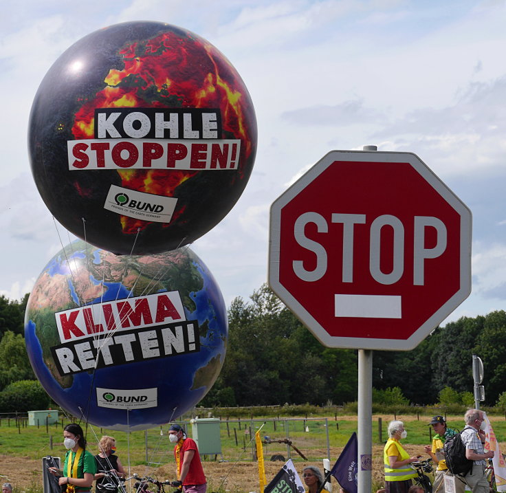 © www.mutbuergerdokus.de: 'KLIMA SCHÜTZEN, KOHLE STOPPEN!' - Menschenkette am Tagebau Garzweiler II