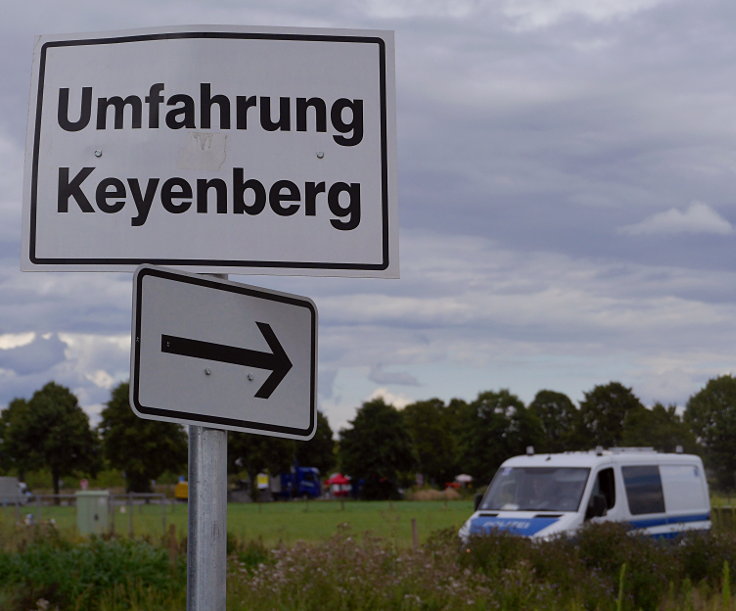 © www.mutbuergerdokus.de: 'KLIMA SCHÜTZEN, KOHLE STOPPEN!' - Menschenkette am Tagebau Garzweiler II