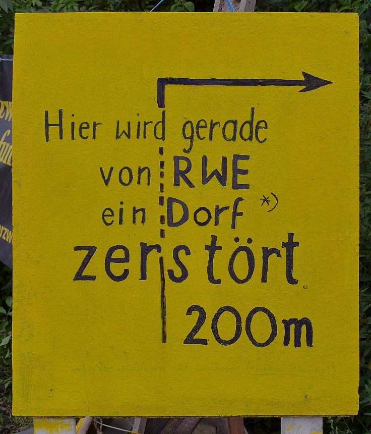 © www.mutbuergerdokus.de: 'KLIMA SCHÜTZEN, KOHLE STOPPEN!' - Menschenkette am Tagebau Garzweiler II