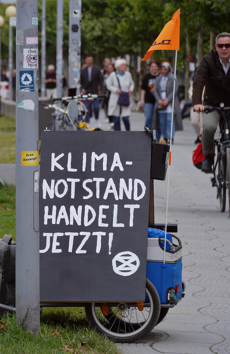 © www.mutbuergerdokus.de: XR Düsseldorf: Mahnwache 'Wir können das Blatt noch wenden - In welcher Welt wollen wir leben?'