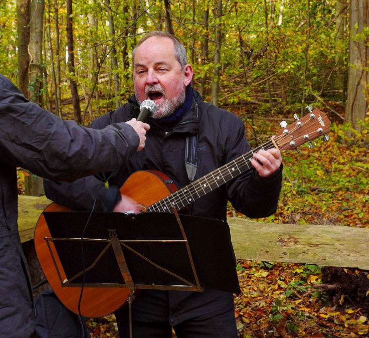 © www.mutbuergerdokus.de: Waldspaziergang: 'Osterholz Bleibt!'