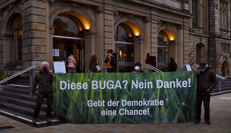 © www.mutbuergerdokus.de: Osterholz Bleibt! Mahnwache vor der Historischen Stadthalle