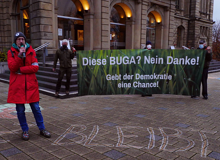 © www.mutbuergerdokus.de: Osterholz Bleibt! Mahnwache vor der Historischen Stadthalle