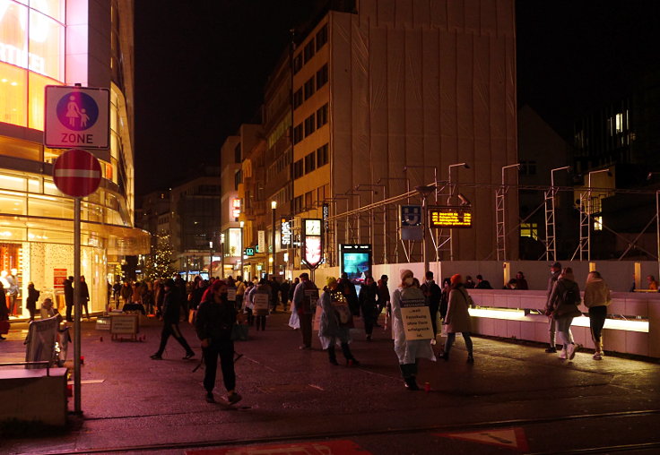 © www.mutbuergerdokus.de: Ärzte gegen Tierversuche Düsseldorf: 'Silent Line - Stiller Protest gegen Tierversuche'