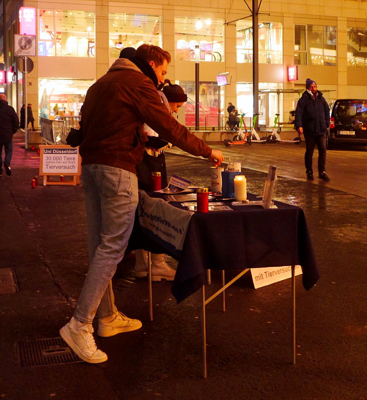 © www.mutbuergerdokus.de: Ärzte gegen Tierversuche Düsseldorf: 'Silent Line - Stiller Protest gegen Tierversuche'