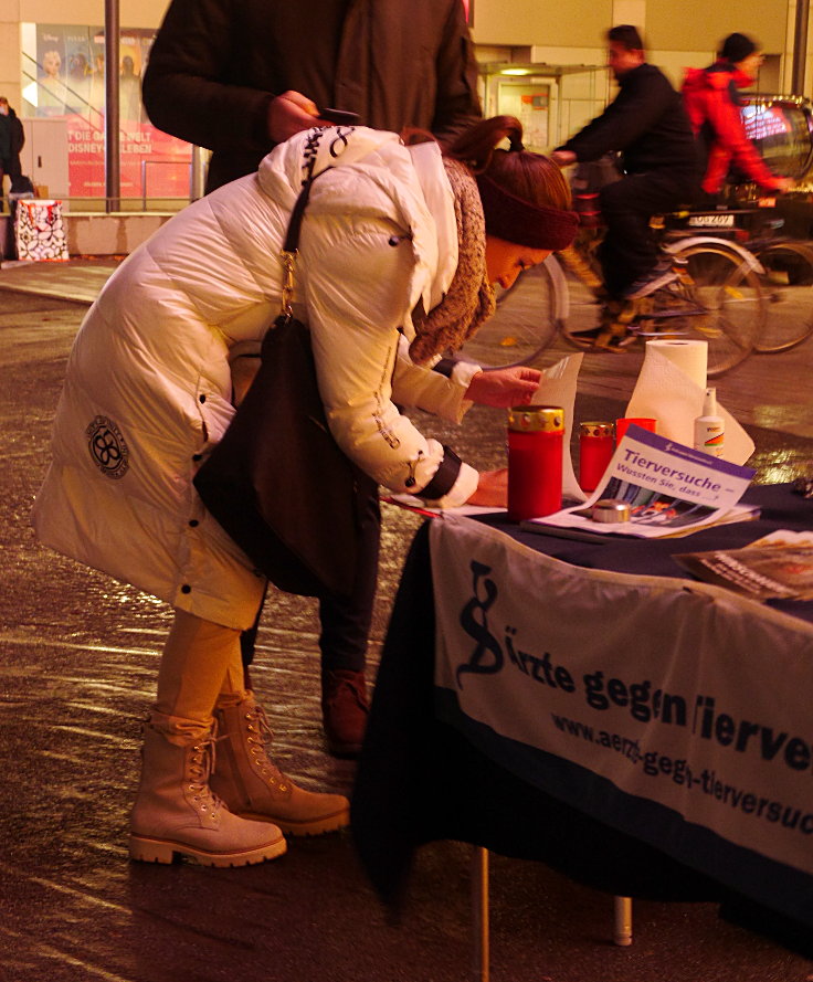 © www.mutbuergerdokus.de: Ärzte gegen Tierversuche Düsseldorf: 'Silent Line - Stiller Protest gegen Tierversuche'