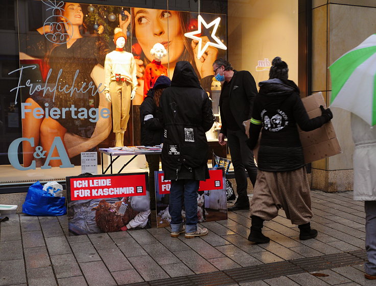 © www.mutbuergerdokus.de: ARiWa Düsseldorf-Neuss: 'Mahnwache für eine tierleidfreie Winter- und Weihnachtszeit'