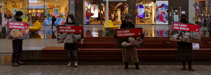 © www.mutbuergerdokus.de: ARiWa Düsseldorf-Neuss: 'Mahnwache für eine tierleidfreie Winter- und Weihnachtszeit'