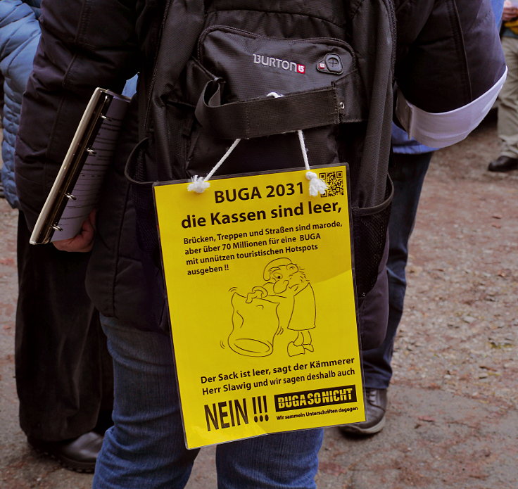 © www.mutbuergerdokus.de: Rundgang der Bürgerinitiative 'BUGA SO NICHT' auf der Königshöhe