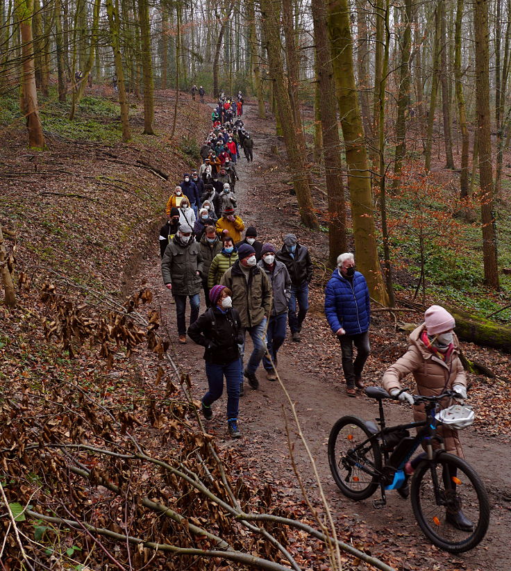 © www.mutbuergerdokus.de: Rundgang der Bürgerinitiative 'BUGA SO NICHT' auf der Königshöhe