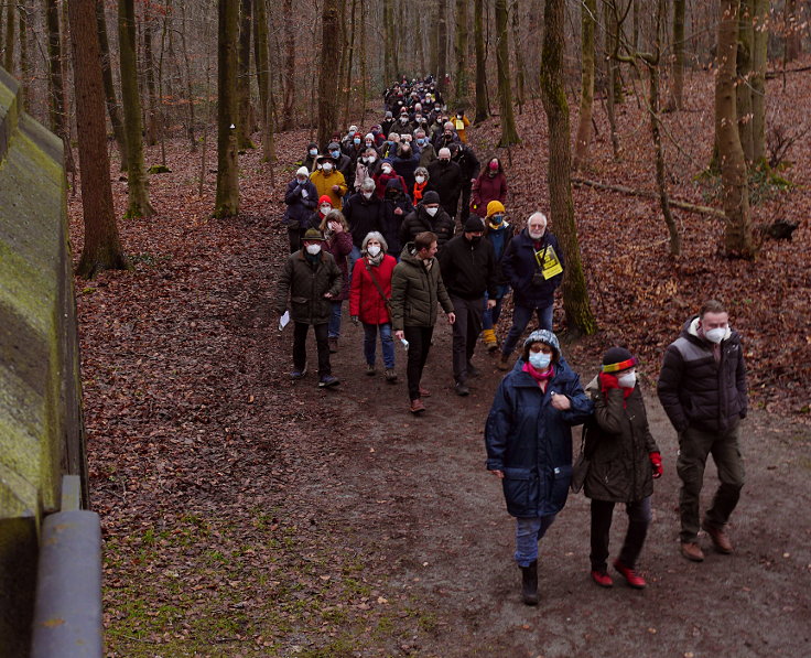 © www.mutbuergerdokus.de: Rundgang der Bürgerinitiative 'BUGA SO NICHT' auf der Königshöhe