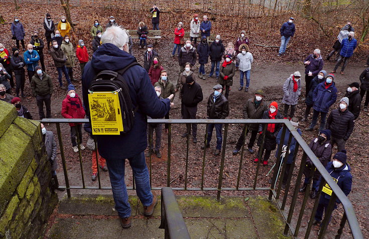 © www.mutbuergerdokus.de: Rundgang der Bürgerinitiative 'BUGA SO NICHT' auf der Königshöhe