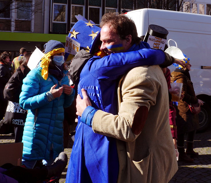 © www.mutbuergerdokus.de: Friedens-Demo an Rosenmontag