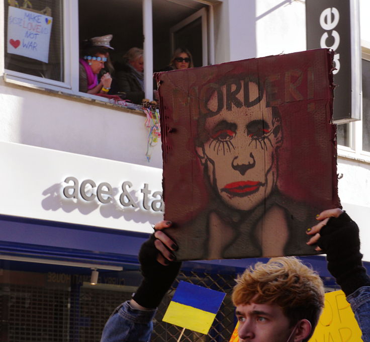 © www.mutbuergerdokus.de: Friedens-Demo an Rosenmontag