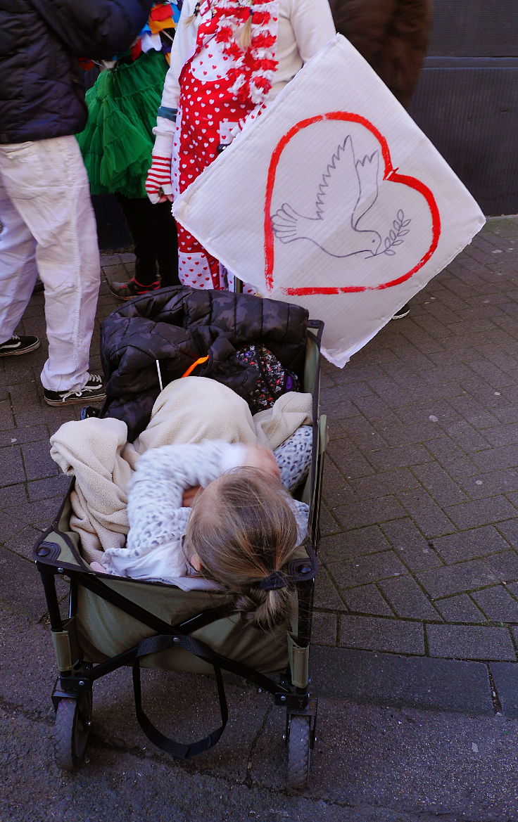 © www.mutbuergerdokus.de: Friedens-Demo an Rosenmontag