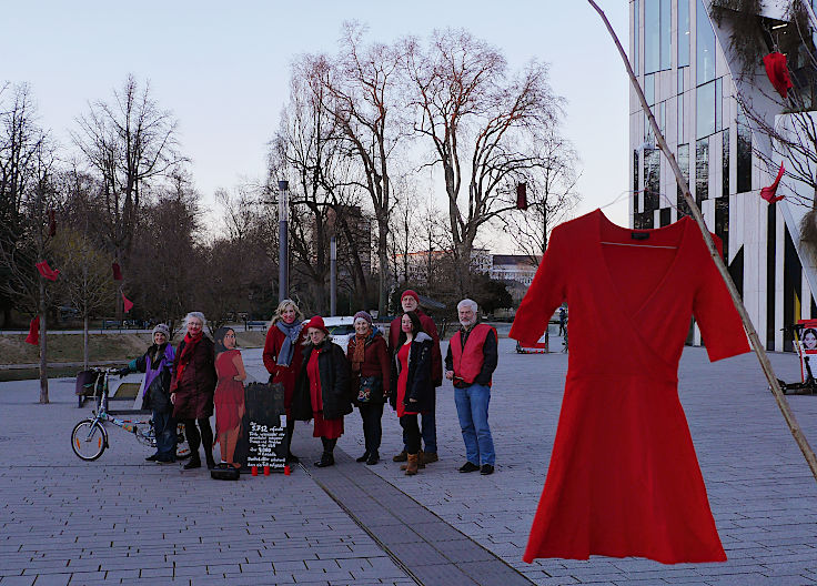 © www.mutbuergerdokus.de: Internationaler Frauentag: Mahnwache zum Thema der 'Missing and Murdered Indigenous Women and Girls (MMIWG)' in Kanada und den USA, mit 'REDress-Projekt'
