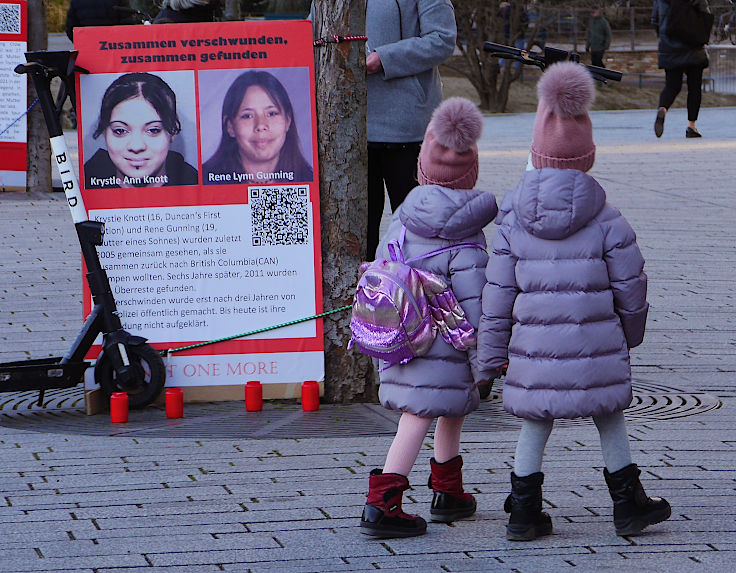 © www.mutbuergerdokus.de: Internationaler Frauentag: Mahnwache zum Thema der 'Missing and Murdered Indigenous Women and Girls (MMIWG)' in Kanada und den USA, mit 'REDress-Projekt'