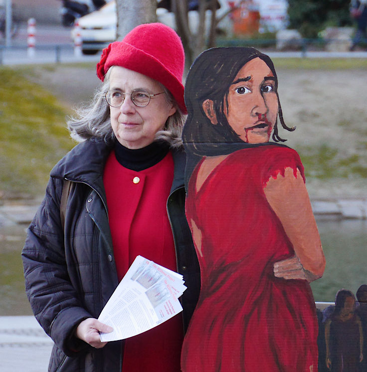 © www.mutbuergerdokus.de: Internationaler Frauentag: Mahnwache zum Thema der 'Missing and Murdered Indigenous Women and Girls (MMIWG)' in Kanada und den USA, mit 'REDress-Projekt'