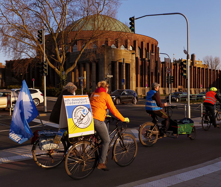 © www.mutbuergerdokus.de: adfc Düsseldorf: 'Lastenhelfer Friedensfahrt'