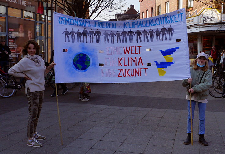 © www.mutbuergerdokus.de: BUND Meerbusch / parents for future Meerbusch: 'Demonstration für Frieden und Klimaschutz'