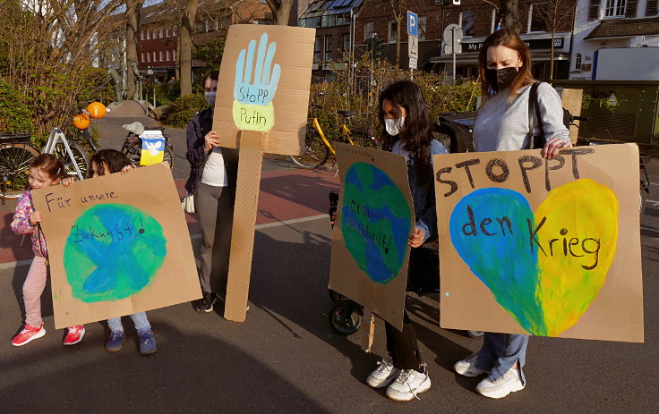 © www.mutbuergerdokus.de: BUND Meerbusch / parents for future Meerbusch: 'Demonstration für Frieden und Klimaschutz'