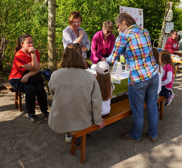 © www.mutbuergerdokus.de: Gartenfest am 'Ökotop' zum 'Tag der Erde'