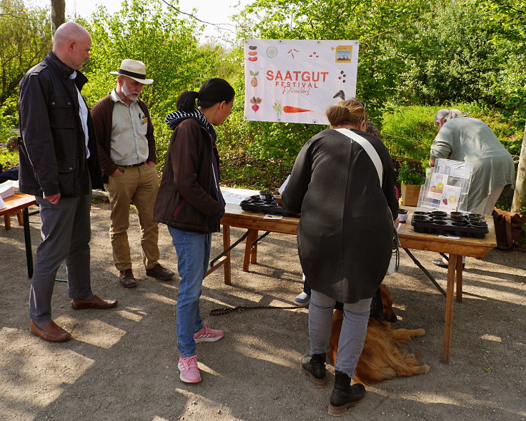 © www.mutbuergerdokus.de: Gartenfest am 'Ökotop' zum 'Tag der Erde'