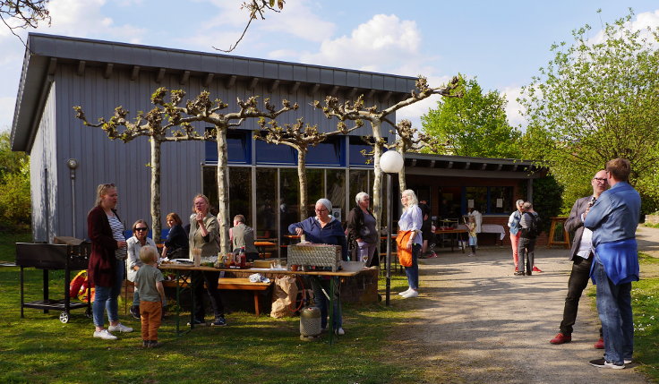 © www.mutbuergerdokus.de: Gartenfest am 'Ökotop' zum 'Tag der Erde'