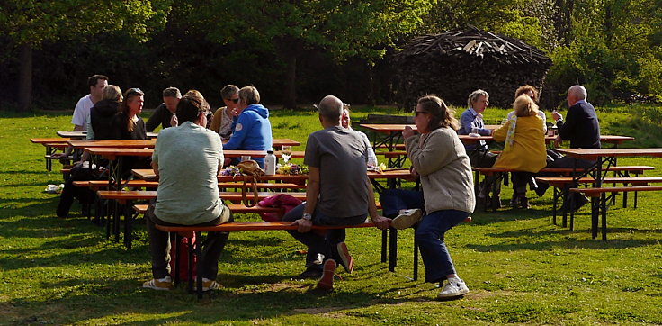 © www.mutbuergerdokus.de: Gartenfest am 'Ökotop' zum 'Tag der Erde'