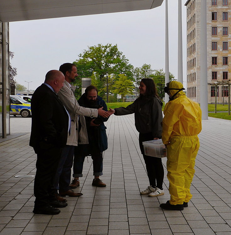 © www.mutbuergerdokus.de: 'Fridays for Future Leverkusen' und 'Coordination gegen BAYER-Gefahren': Demonstration und Kundgebung gegen die 'BAYER AG' Hauptversammlung 2022