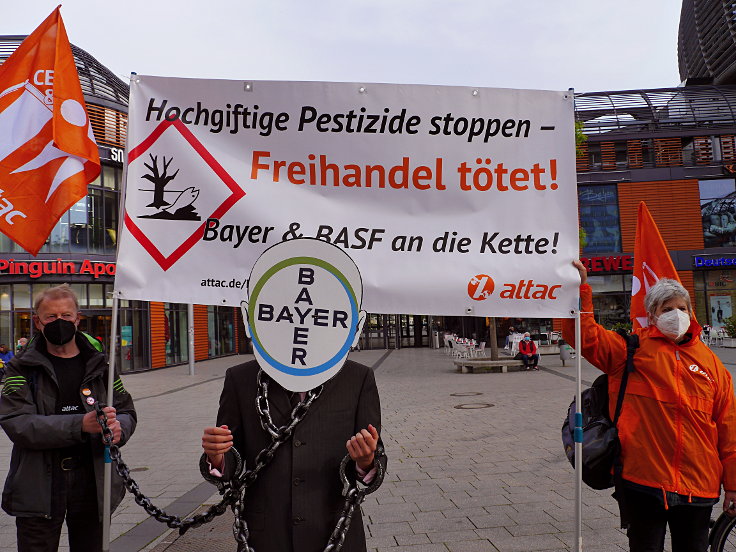 © www.mutbuergerdokus.de: 'Fridays for Future Leverkusen' und 'Coordination gegen BAYER-Gefahren': Demonstration und Kundgebung gegen die 'BAYER AG' Hauptversammlung 2022